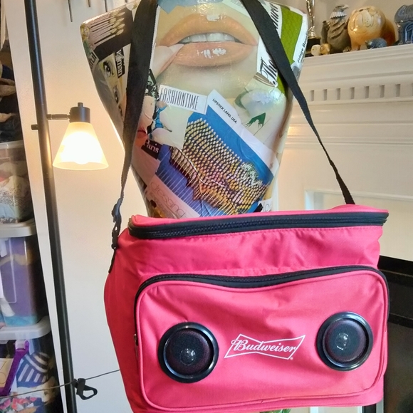 Budweiser Bluetooth speakers cooler - Picture 3 of 14